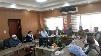 رئيس مركز ومدينة سيوة يلتقي مشايخ القبائل وأعضاء اللجنة الدائمة لإدارة مياه الري