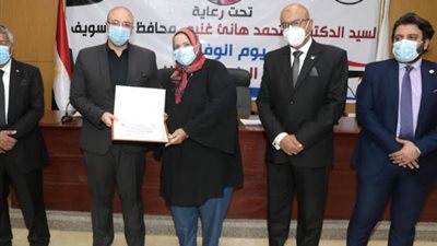 محافظ بني سويف يشهد تأبين طبيب شاب وتكريم الأمهات المثاليات