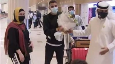 وصول مؤمن زكريا إلى الإمارات لحضور نهائي كأس الخليج العربي