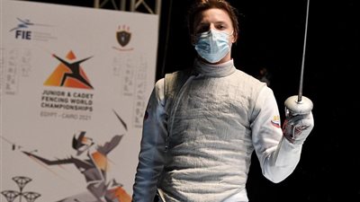 الامريكي زاكهار كوزلوف يتوج بذهبية سلاح الشيش ببطولة العالم للشباب بمصر
