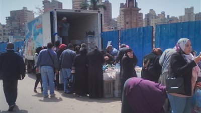 سيارات كلنا واحد وامان تنتشر بشوارع الاسكندرية.. وربات البيوت يشكروا الرئيس