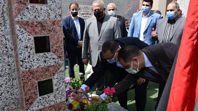 اكليلا من الزهور فى ذكرى شهداء مدرسة بحر البقر بالشرقية