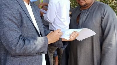 شركة مياه قنا تجرى استطلاع آراء أهالي قرية الشعراني بقوص لقياس رضاهم عن الخدمات