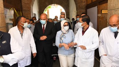 زايد والداودي يتفقدان مستشفيات العزل وتكافئ الاطقم الطبيه شهر مكافأة