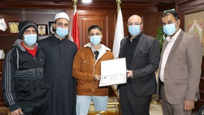 محافظ بني سويف يٌكرًم الطالب المثالى
