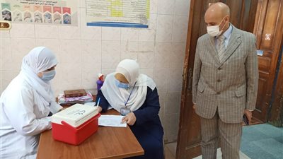 وكيل وزارة الصحة يتفقد تطعيم المواطنين بلقاح كورونا بالمركز الطبي بأبوكبير