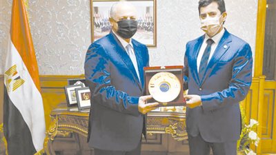د. صبحي يهدي أبوريدة درع وزارة الشباب والرياضة