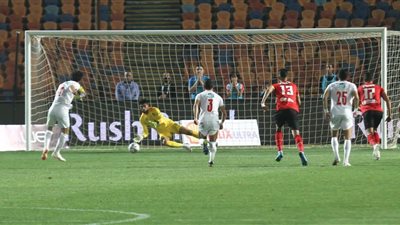 على لطفى يتألق ويتصدى لركلة جزاء سددها محمود علاء للزمالك .. صور