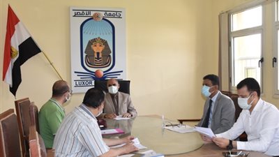 رئيس جامعة الاقصر يجتمع بمجلس شئون الدراسات العليا والبحوث