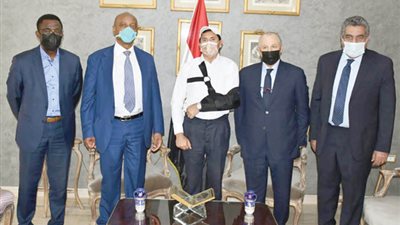 رئيس الكاف زار وزير الشباب والرياضة بمنزله
