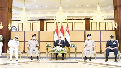 القائد الأعلي يؤدي صلاة الجمعة بمسجد المشير ويلتقي كبار القادة