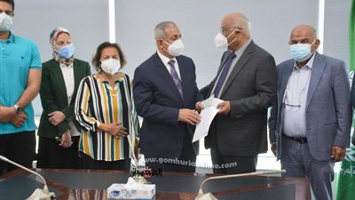 الاكاديمية العربية للعلوم والنقل البحرى تتبرع بجهاز ميكرسكوب اليكترونى لمستشفى شفاء الاورمان بالأقصر