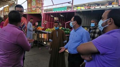 رئيس جهاز الشروق يحذر تجار السلع الغذائية فى المدينة بعقوبات رادعة.. تعرف على الأسباب بالصور