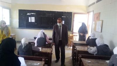 وكيل وزارة تعليم مطروح يتفقد سير امتحان أبريل ويحيل بعض المسئولين للتحقيق