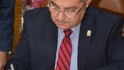 رئيس جامعة أسيوط يصدر قراراً بتعيين السيد على مشرفاً على المعهد البحثى الجديد لتطوير الدواء