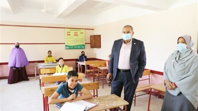 وكيل التعليم يتفقد لجان نهاية العام لصفوف النقل بالوادى الجديد.صور