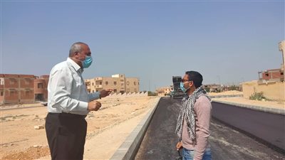 رئيس المدينة يتابع رصف الطرق بتقسيم حي الزيتون السياحي برأس سدر