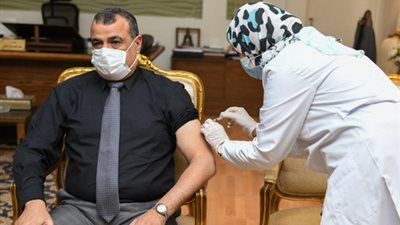 نائب رئيس الهيئة القومية للإنتاج الحربي يتلقى لقاح كورونا
