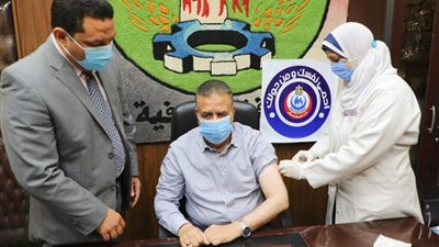 محافظ المنوفية يتلقي لقاح كورونا ويناشد المواطنين بسرعة التسجيل
