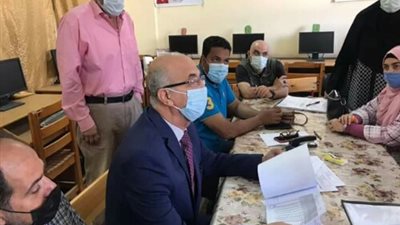 مدير تعليم بنها يتفقد لجان الإمتحانات بالمدارس.. ويتابع رصد الدرجات بالكنترولات
