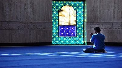 هل يجوز الصلاة بالمنزل عن طريق خاصية الزوم عبر الانترنت للمسافرين ببلاد المهجر ؟...دار الإفتاء تجيب