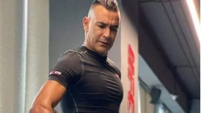 حد يفهمه.. تعليق ساخر من مدرب المنتخب لـ عصام الحضرى
