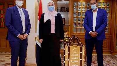 المتعافون من الإدمان يهدون وزيرة التضامن فانوس رمضان من أعمالهم بمراكز التأهيل