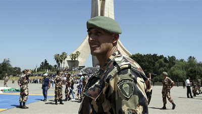 فرنسا تفرض عقوبات على عسكريين وقعوا على عريضة سياسية أخلت بالحيادية