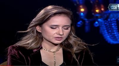 نيللى كريم باكية لـ