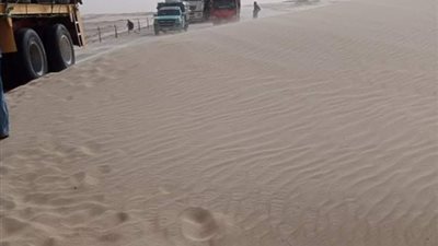 زحف الرمال تتسبب فى قطع طريق ديروط الفرافرة بالوادى الجديد