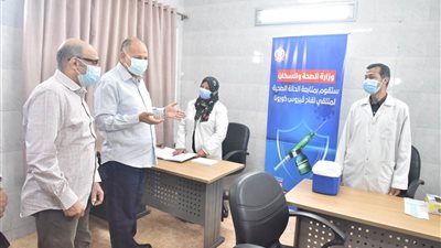 محافظ أسيوط يتابع تطعيم المواطنين بلقاح كورونا بالمركز الصحي بالوليدية