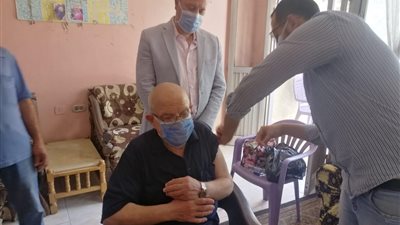 فاعاليات تلقى أولى جرعات لقاح كورونا لكبار السن للمسنين بالمنصورة