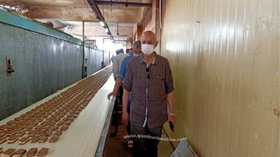 غلق مصنع يمثل خطر داهم علي الصحة العامة وضبط واعدام ٨ طن أغذية فاسدة