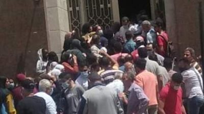 زحام شديد على البنوك ومكاتب البريد في الإسماعيلية رغم تحذيرات منع التجمعات