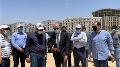 وزير الإسكان يتفقد الحى السكني الخامس 
