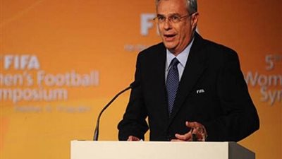 أول تعليق من مسئول الفيفا السابق على بيان الأهلى