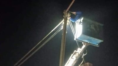 سيوة تواصل جهود صيانة أعمدة الإنارة العامة بمناطق متفرقة بالمدينة