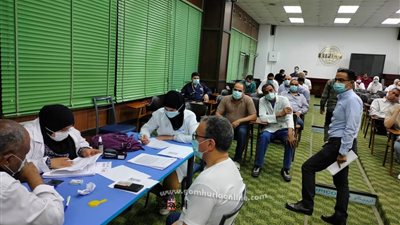 لليوم الثانى على التوالى.. استمرار حملات الفرق الطبية المتحركة لتطعيم العاملين بلقاح كورونا فى مصانع العاشر من رمضان