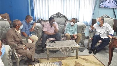محافظ أسيوط يوجه رؤساء المراكز والأحياء بتكثيف الحملات لتطبيق مواعيد غلق المحلات