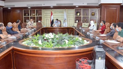 نائب محافظ بني سويف يراجع مخزون الأوكسجين بالمستشفيات