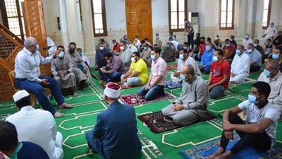 محافظ الوادى الجديد يلتقى المواطنين عقب صلاة الجمعة بمسجد الخارجة