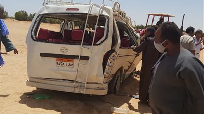 اصابة ومصرع 15 شخص فى انقلاب ميكروباص على الطريق الصحراوي الغربي «أسوان - القاهرة»