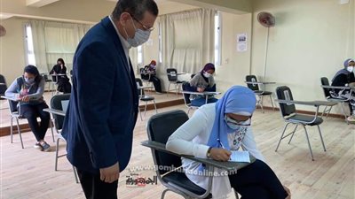 رئيس جامعة مطروح يتفقد سير امتحانات منتصف الفصل الدراسي الثاني