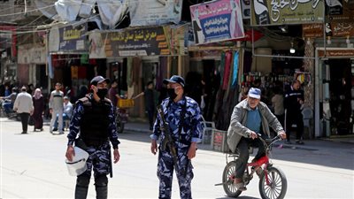 لأسباب مجهولة.. فلسطيني يحاول دفن أطفاله الثلاثة جنوب الخليل