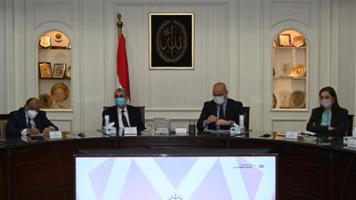 8 وزراء يستعرضون مشروع مخطط تنمية باب مصر .. صور