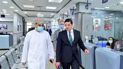 سفير عمان بالقاهرة يطلع على تجربة مصر في تشجيع وتسهيل الاستثمار