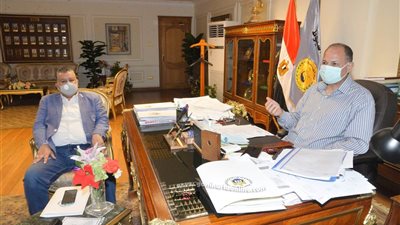 محافظ أسيوط يجتمع مع مسئولي القوى العاملة والبريد للاستعداد لصرف منحة عيد العمال عقب عيد الفطر