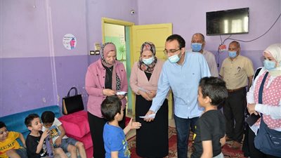 نائب محافظ الاسماعيلية يقدم التهنئة لنزلاء قصر ضيافة المسنين ودار رعاية الأطفال بمناسبة عيد الفطر المبارك .