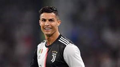 رونالدو يتبرع بقميصه لعلاج طفل