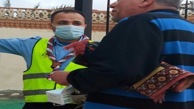 رواد كشافة بيلا يوزعون التمور والكمامات فى عيد الفطر ..صور